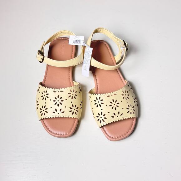 Old Navy Girl's Butter Sandals with Perforated Design and Ankle Straps Sz 4Y - Picture 4 of 11